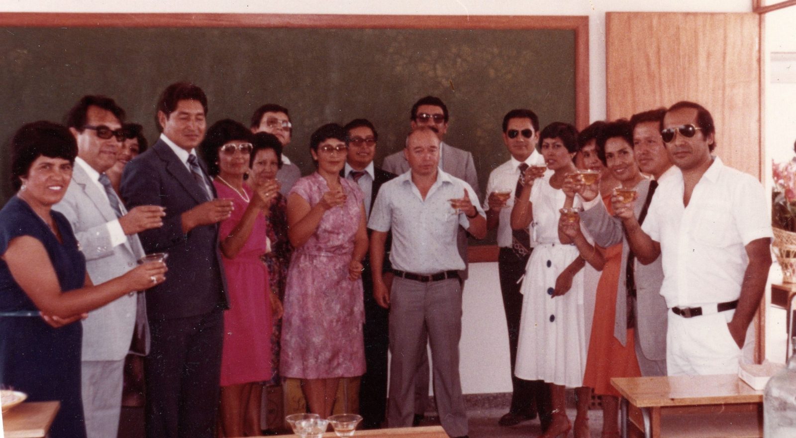 Foto de socios fundadores inaugurando el colegio